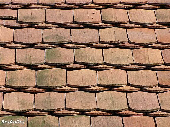 Alte historische rote Handstrichdachziegel