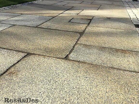 Braune Granitplatten im Römischen Verband verlegt