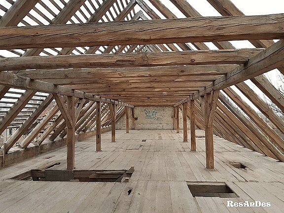 alter_Dachstuhl_mit_altholzbalken_und_Dielen.jpg  