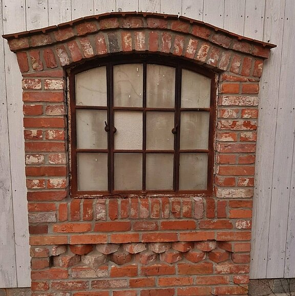 alte_ziegelsteine_und_eisenfenster_deko.jpg  