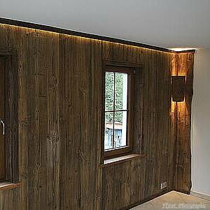 Wandverkleidung aus verwitterten Brettern