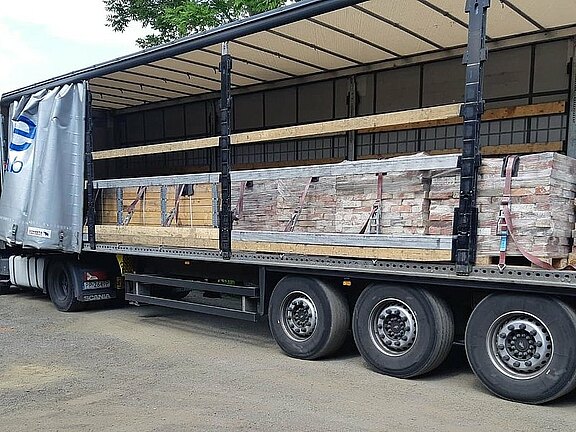 ziegelanlieferung_durch_spedition.jpg  
