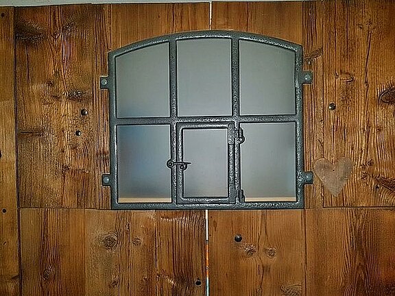 kleines_stallfenster_für_einen_vorratsschrank.jpg  