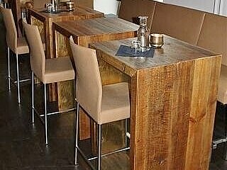 restaurant_tisch_aus_alten_dielen.jpg  