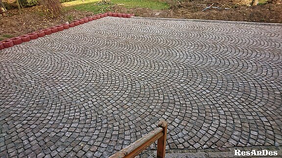 Terrasse mit altem Kleinsteinpflaster