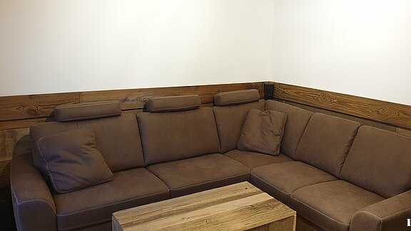 holzverkleidung_hinter_dem_sofa_.jpg  