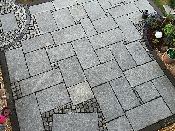 Granitplatten im Wilden Verband verlegt