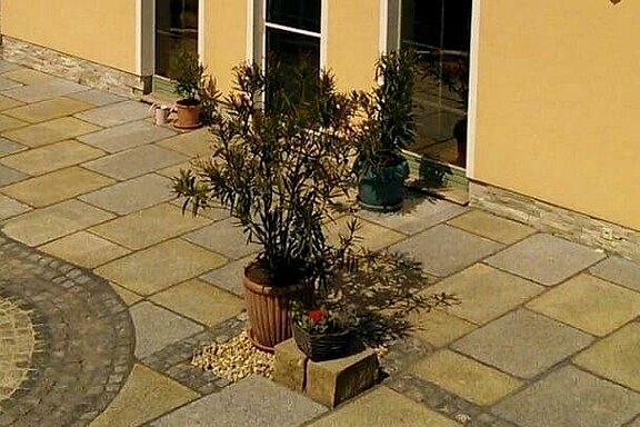 Antike Baustoffe für die Gestaltung einer mediterranen Terrasse