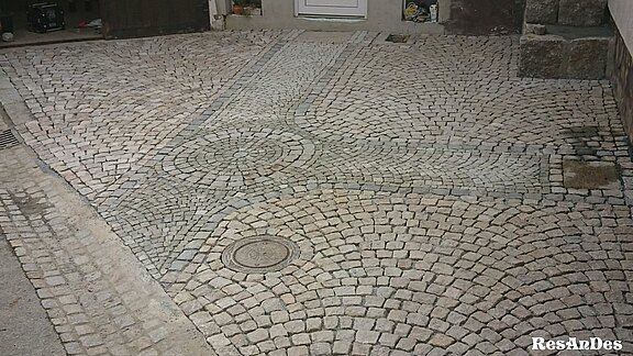 Hofeinfahrt mit gebrauchtem Granitpflaster
