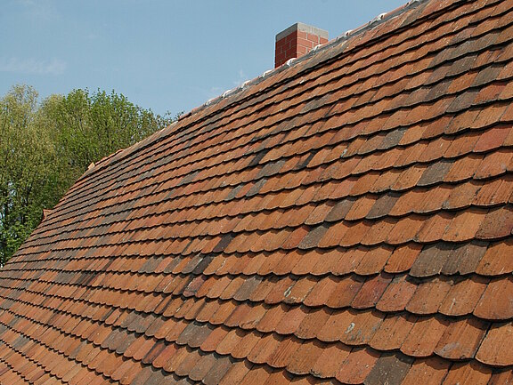 alter Biberschwanzdachziegel