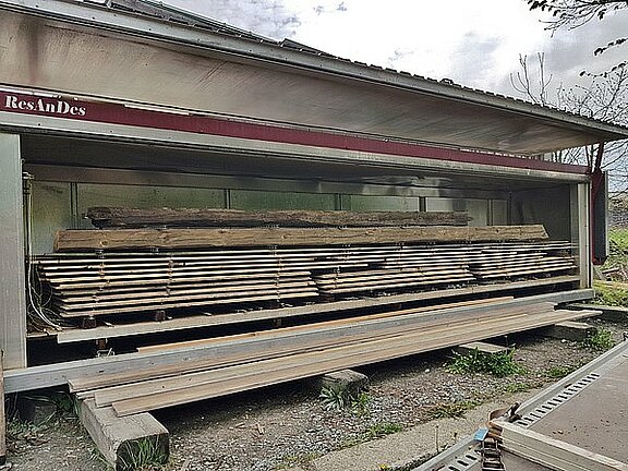 Trockenkammer mit Altholzbalken und Dielen