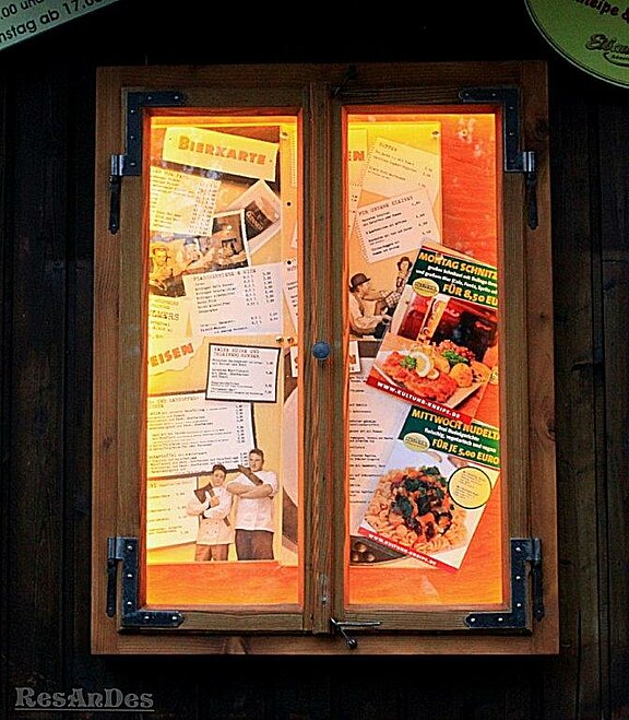 Cleveres Upcyclng eines historischen Holzfensters zur Hinwesitafel oder einem Memoboard