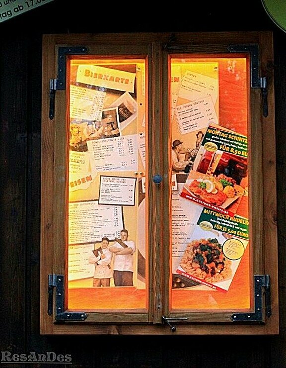 Cleveres Upcyclng eines historischen Holzfensters zur Hinwesitafel oder einem Memoboard