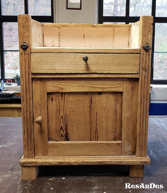 alter_beistellschrank_antiker_schrank.jpg  