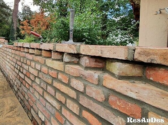 Rustikale Ziegelsteine als Mauerelement