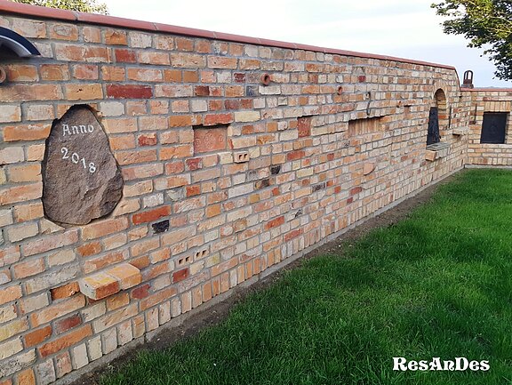 Ziegelmauer_aus_alten_Backsteinen_.jpg  