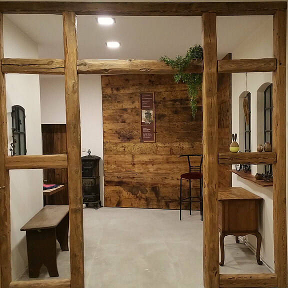 raumtrenner_mit_altholzbalken.jpg  