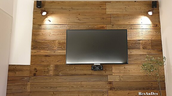 tv-wand-altholz-stimmungsbeleuchtung.jpg  