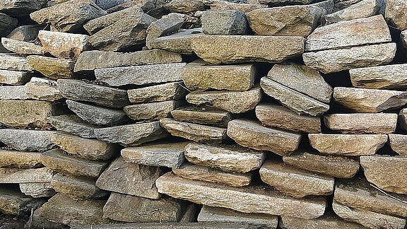 Alte Gredplatten nach dem Ausbau