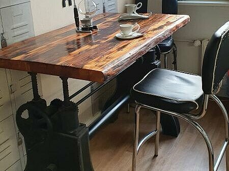 buero_tischplatte_aus_alten_balken.jpg  