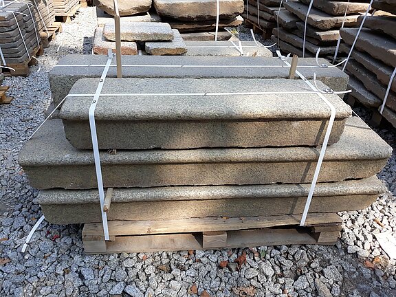 Alte Granitstufen nach Wunschmaß