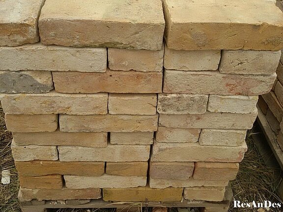 Alte Ziegelsteine auf Palette kaufen