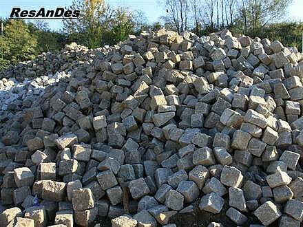 Abgefahrenes altes Großsteinpflaster