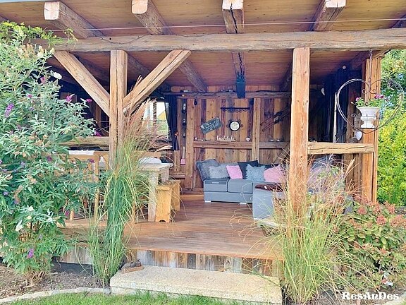 Pavillon mit Altholzverkleidung im Almhüttenstil