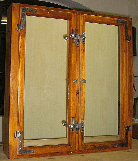 Badschrank aus altem Fenster