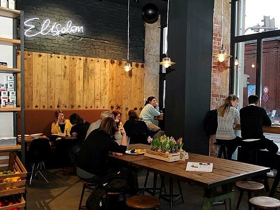 Altholzelemente als Blickfang im Elbsalon