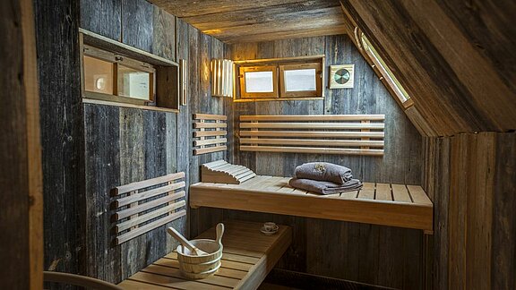 Sauna_mit_Scheunenholz-Altholz_.jpg  