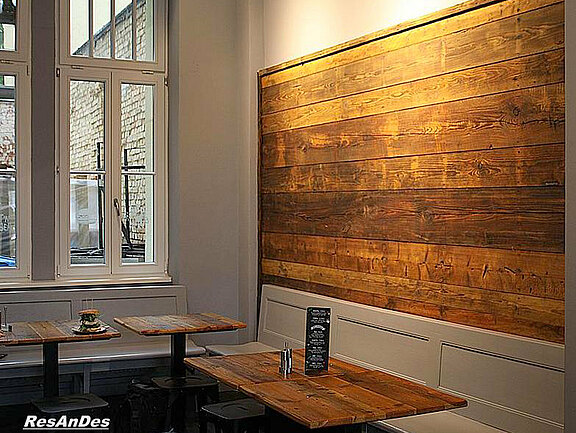 Wandverkleidung mit Antikholz