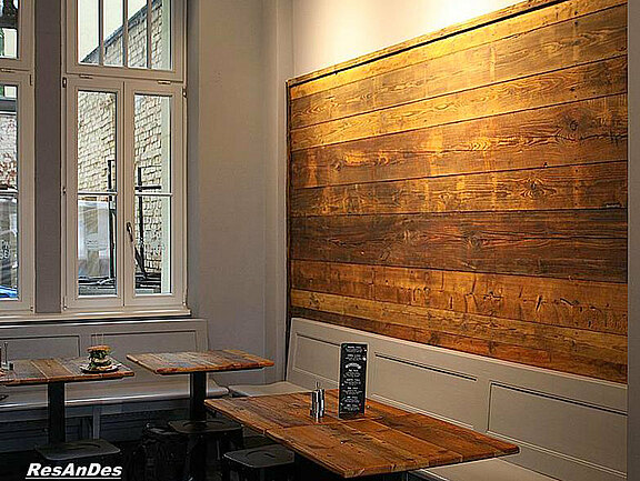 Wandverkleidung mit Antikholz
