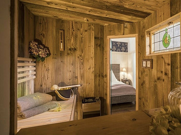 Wandverkleidung mit Antikholz