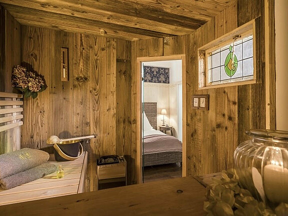 Wandverkleidung mit Antikholz