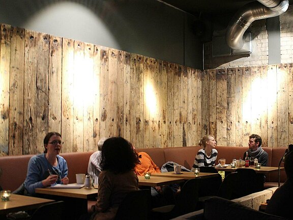 Altholzbretter verleihen dem Gastraum ein wohliges Ambiente