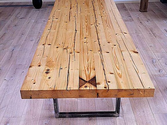 tisch_aus_balken.jpg  