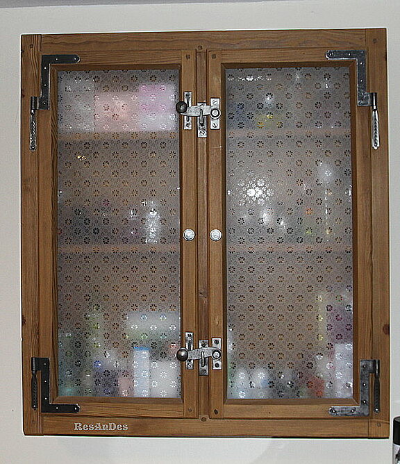 Schrank aus einem alten Fenster