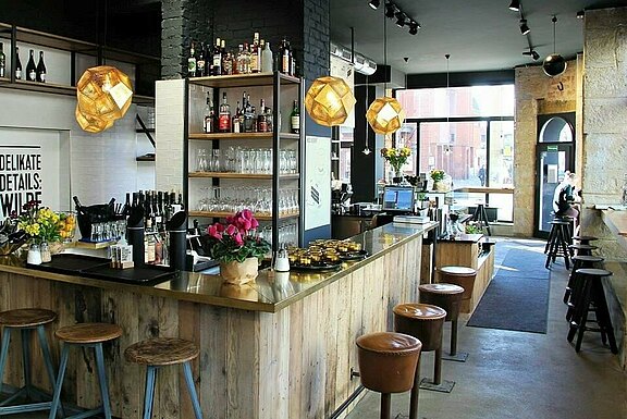 Altholz-Bar mit historischen Holzbrettern von Resandes