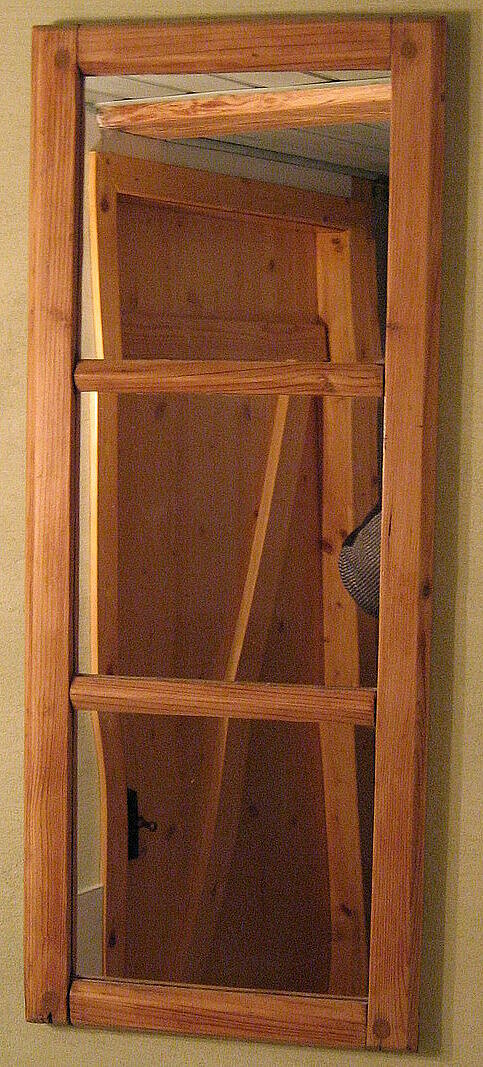 Historische Fenster mit Sprossen als Spiegel