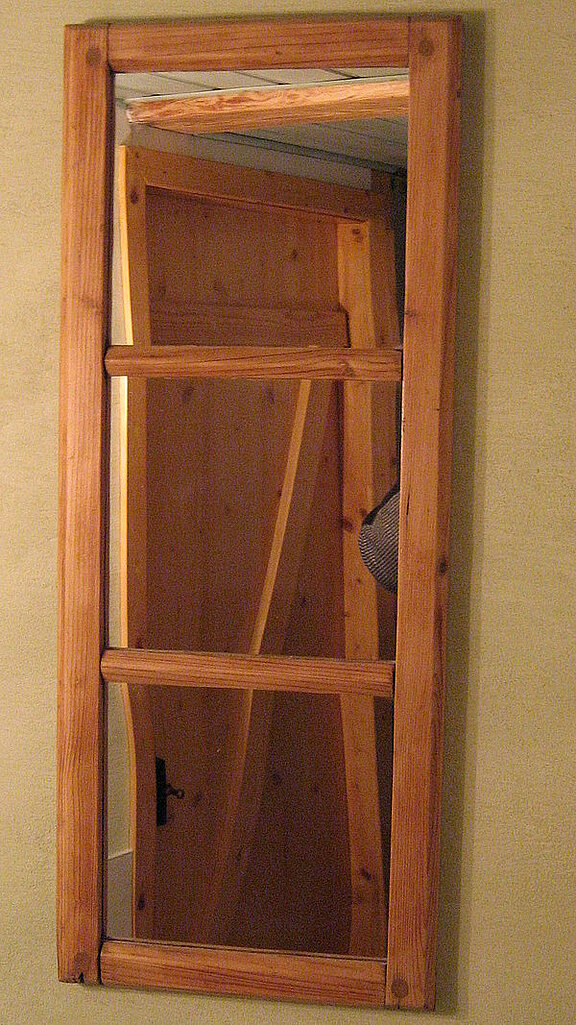 Historische Fenster mit Sprossen als Spiegel