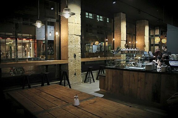 Antikholz-Raumgestaltung im Retrodesign