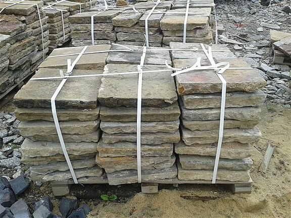 Sandstein-Gehwegplatten in verschiedenen Massen