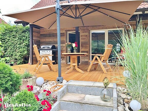 Terrassengestaltung mit Altholzbrettern