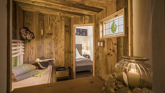 Wellnesslounge_mit_alten_Brettern_.jpg  