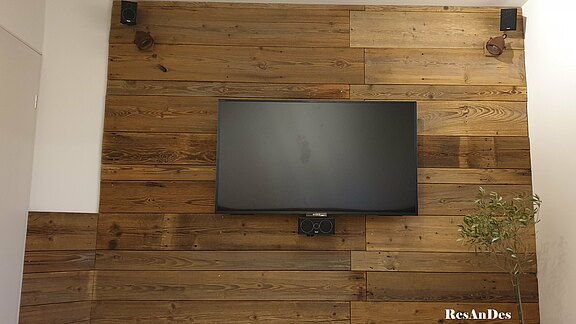 TV-Wand_selber_bauen_mit_Altholzbrettern_.jpg  