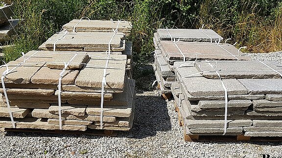 Granitplatten in unterschiedlichen Farbtönen