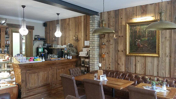 Clever eingesetztes Altholz für ein uriges Ambiente in der Brasserie Hagemeister