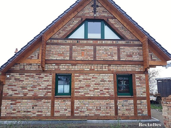 Einfamilienhaus mit Fassade aus alten Klosterformaten