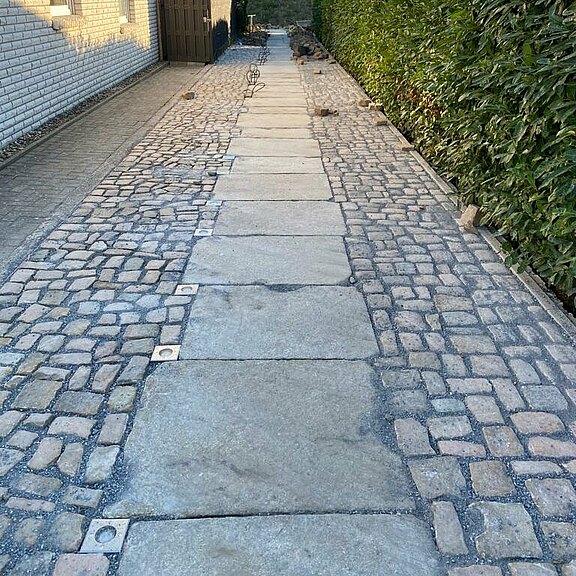 hofeinfahrt_beleuchtet_alte_gredplatten_granitplatten_granit_.jpg  